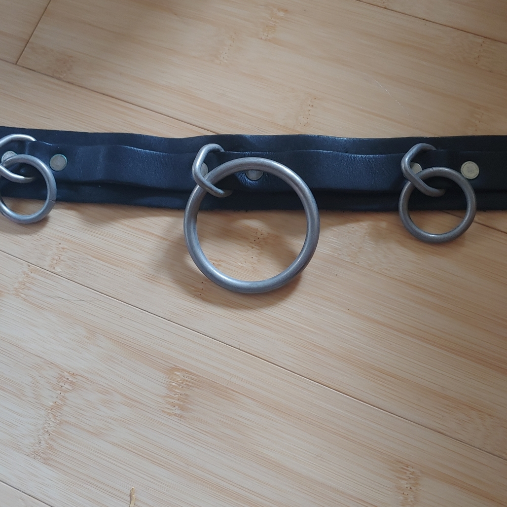 Leather bondage collar